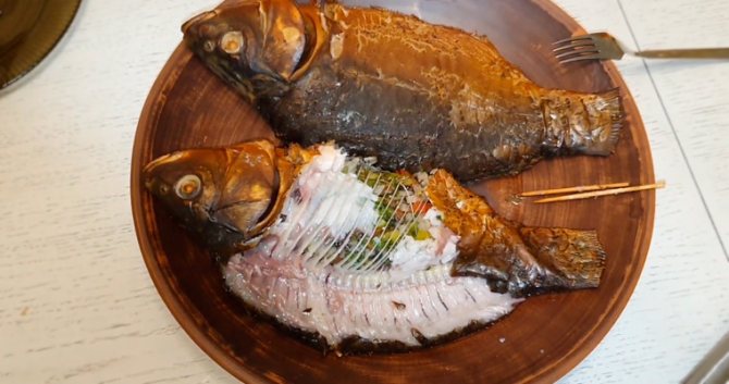 Карп горячего копчения с овощами