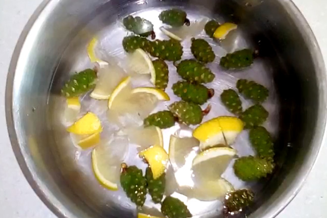 Добавить лимон