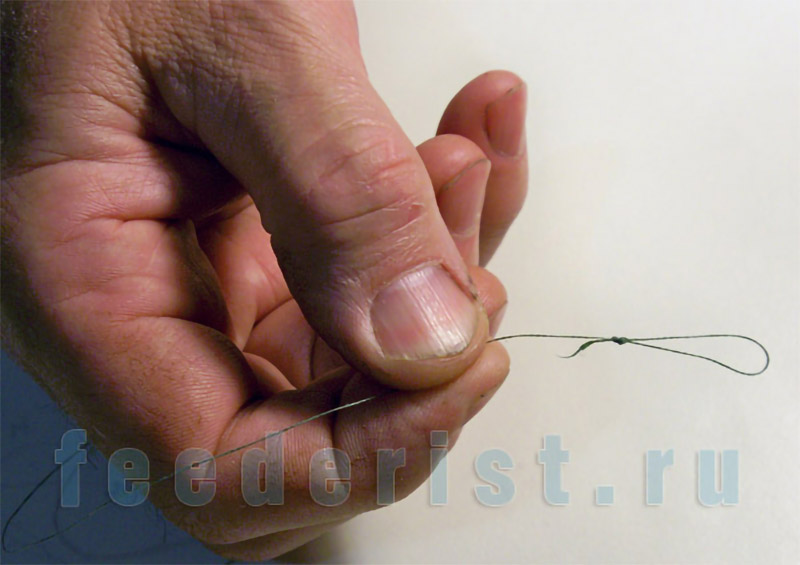 На кончике плетенки делаем небольшую петельку (сантиметра два-три). Для этого вяжем петельку и тройной узел. К этой петельке будет цепляться поводок с крючком методом петля в петлю.