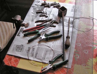 делаем фидерные корушки: нарезаем сетку делаем фидерные корушки: нарезаем сетку