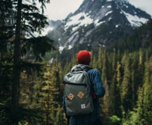 Бэкпекер смотрит на гору