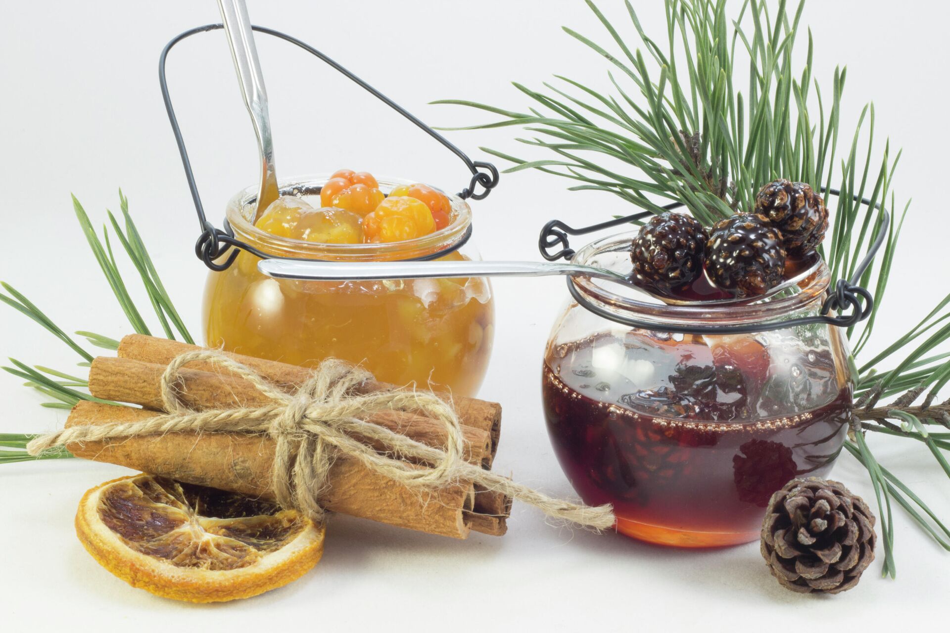 Конус и тутовое варенье Варенье из сосновых шишек и ягод шелковицы — РИА Новости, 1920, 17.06.2021