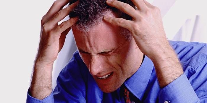 У мужчины сильные головные боли