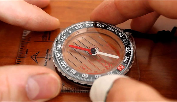 Разница между истинным и магнитным пеленгом вычитается путем применения специальной поправки. Разница между истинным азимутом и магнитным азимутом учитывается путем применения специальной поправки.