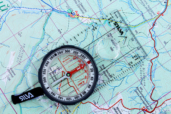 Наручный компас менее полезен и подходит только для тех случаев, когда не требуется высокая точность. Ручной компас менее функционален и может использоваться, когда не требуется высокая точность.