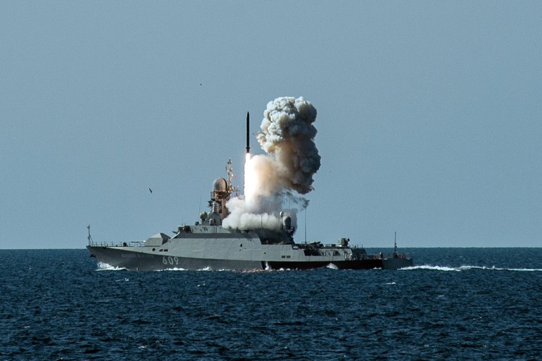 Пуск крылатой ракеты Ракета Калибр запускается с корабля