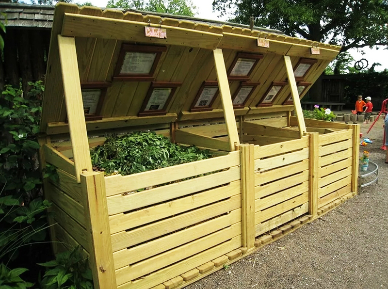 Трехсекционный финский компостер с разгрузочными люками Трехсекционный финский компостер с разгрузочными люками