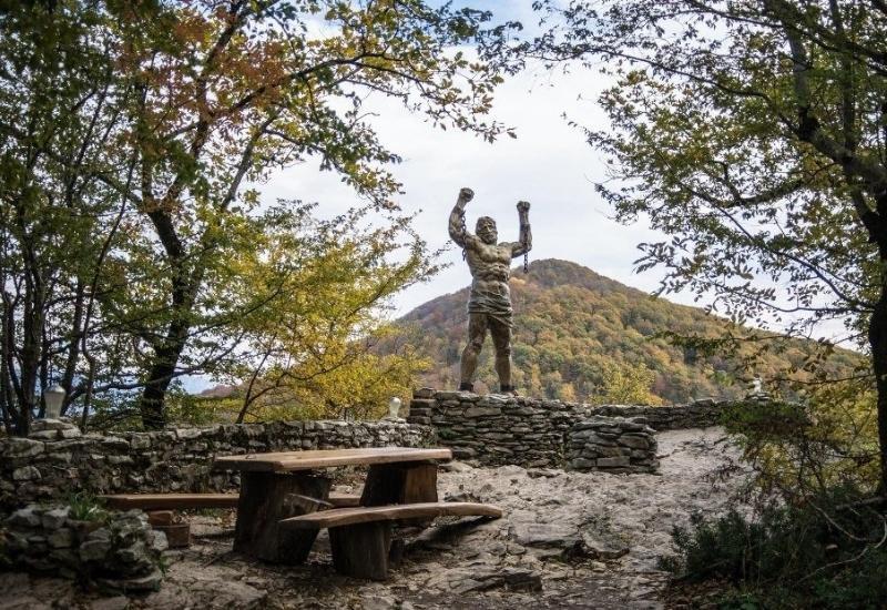 Памятник Прометею на Орлиной скале