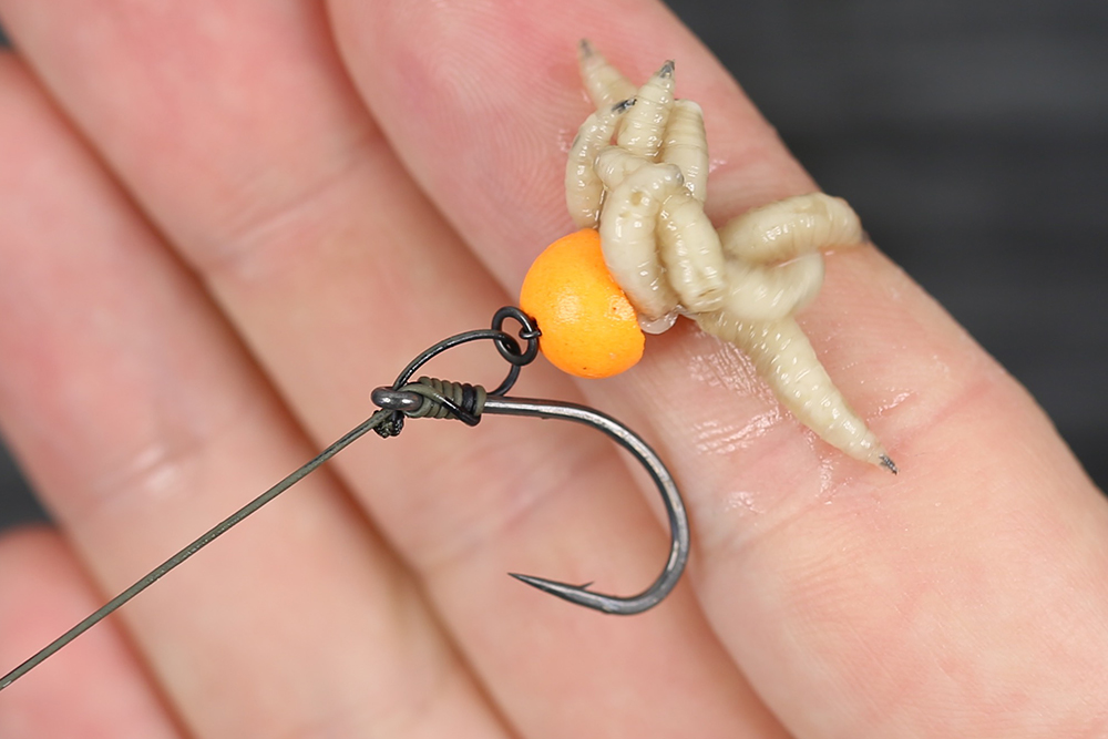 Как насадить кукурузу на крючок