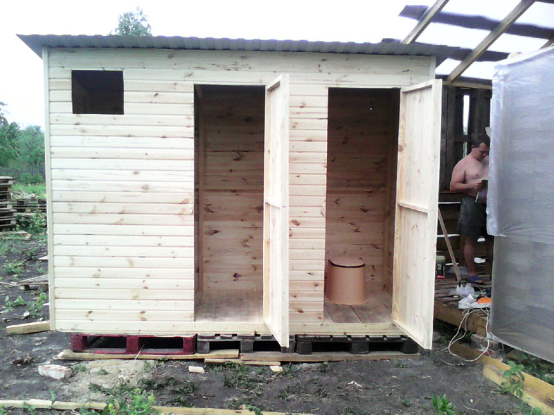 Не самая популярная постройка, а зря: летний душ своими руками