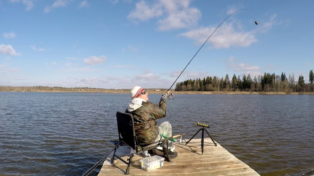 Мужчина ловит рыбу в пруду в Раково