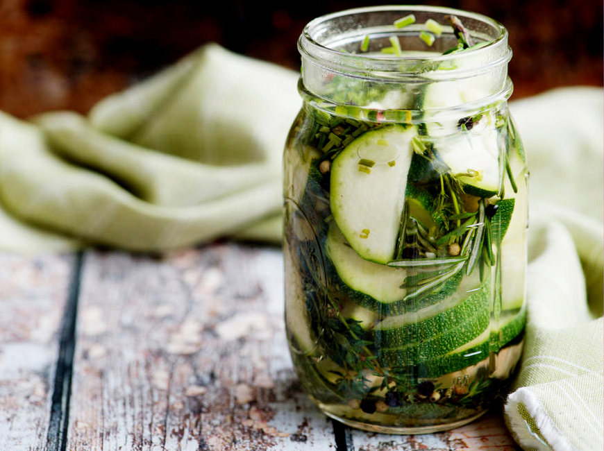 заготовка Консервированные кабачки с хреном и листьями смородины