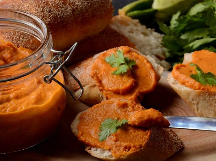 Икра с чесноком, майонезом и томатной пастой на зиму