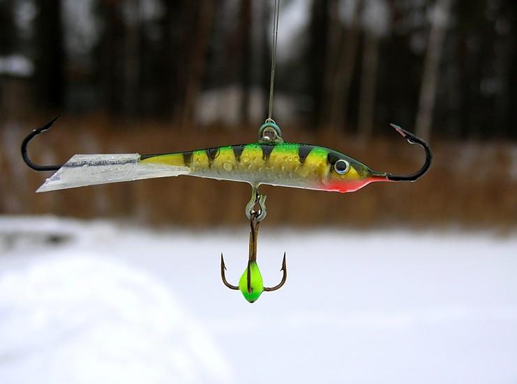 Балансир крупным планом на леске