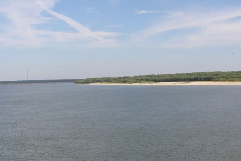 Уровень воды на Оби в Колпашево сегодня