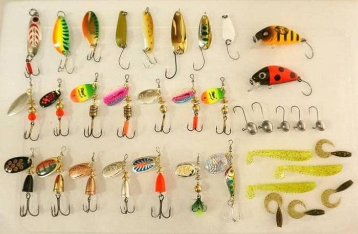 На что ловить маленького окуня, приманки и снасти