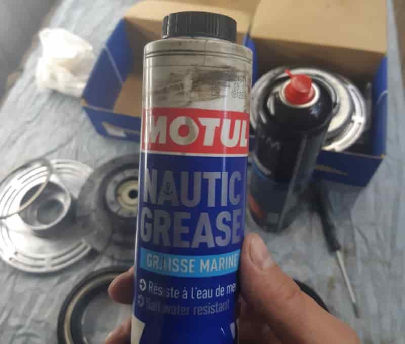 Какое масло и сколько заливать в редуктор лодочного мотора