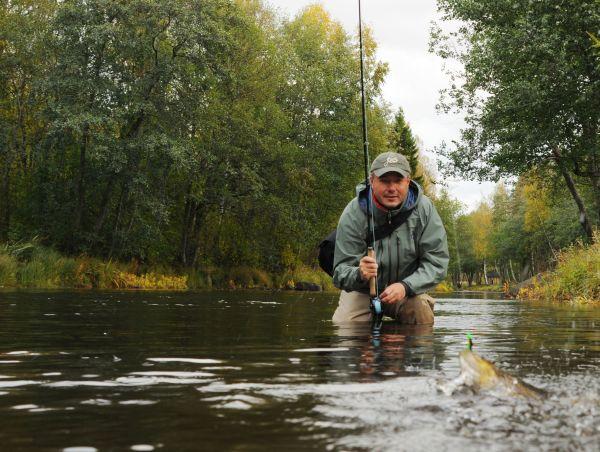 Ловля форели в мелкой реке