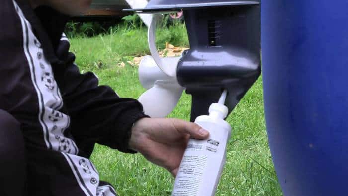 Сколько масла заливать в лодочный мотор