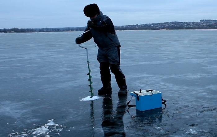 Бурение лунки на рыбалке