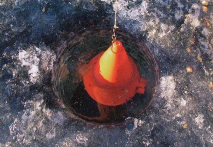 Прикармливание в лунку кормушкой Самосвал